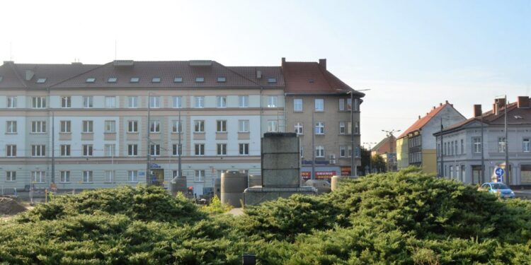 Przesuwają wieszcza