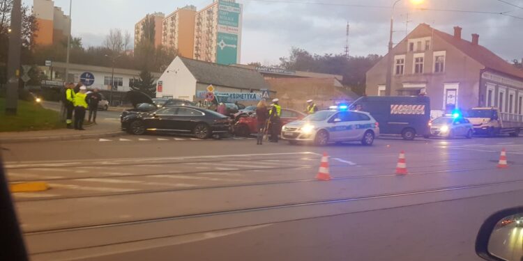 Zderzenie trzech aut na skrzyżowaniu ul. Warszawskiej i Głowackiego