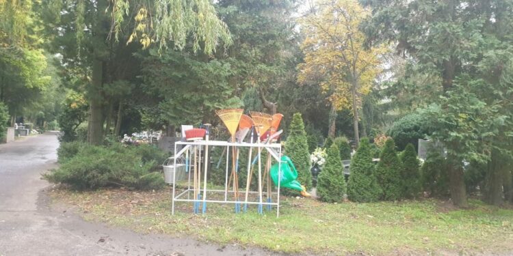 Ogrodniczy sprzęt na cmentarzu
