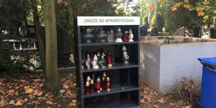Pojawił się regał na znicze