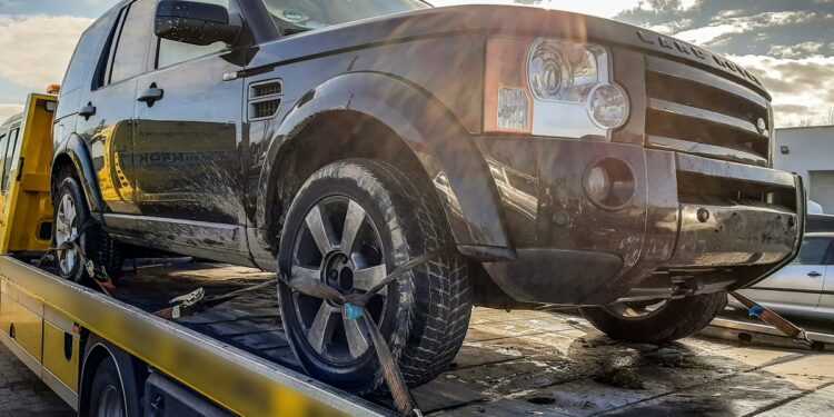 Kradzionym land roverem kierował poszukiwany 20-latek