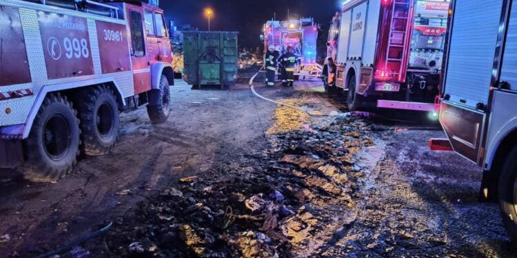 W Chróściku paliła się hałda śmieci