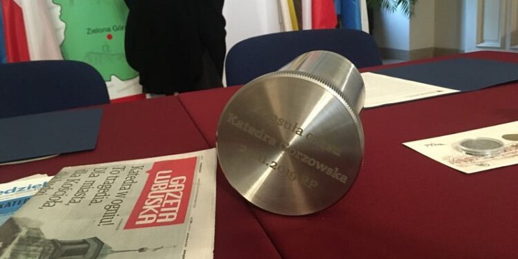 Kapsuła gotowa do umieszczenia w katedrze