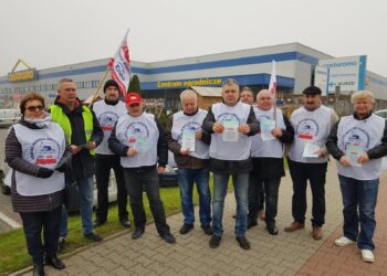 Protest przed marketem budowlanym