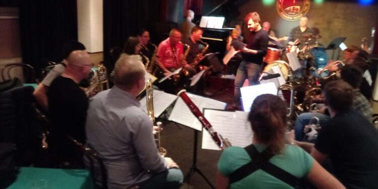 Filary Jazz Big-Band ćwiczy pod kierunkiem Bartosza Pernala