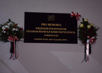 Tablica „Pro Memoria Więźniom Politycznym” odsłonięta