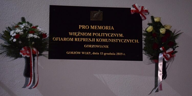 Tablica „Pro Memoria Więźniom Politycznym” odsłonięta