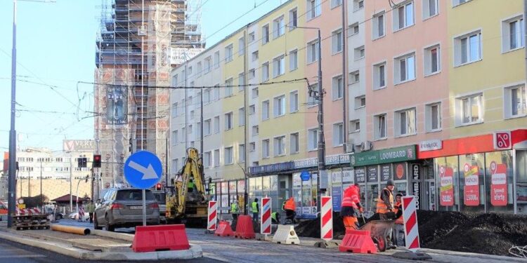 Wykonawca remontu Sikorskiego tłumaczy opóźnienia