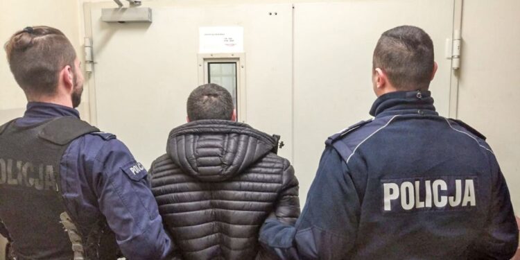 Obcokrajowiec próbował przekupić policjantów