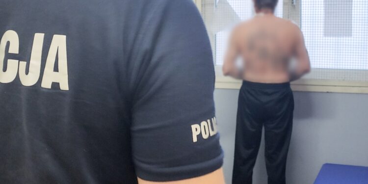 Pijani rzucili się na policjantów