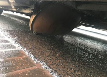 Pokrywa studzienki przebiła podłogę autobusu