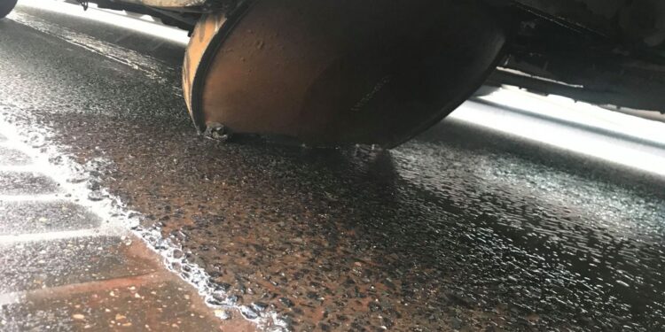 Pokrywa studzienki przebiła podłogę autobusu