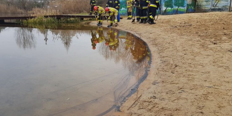 Substancja ropopochodna w jeziorze w Kłodawie [GALERIA ZDJĘĆ]