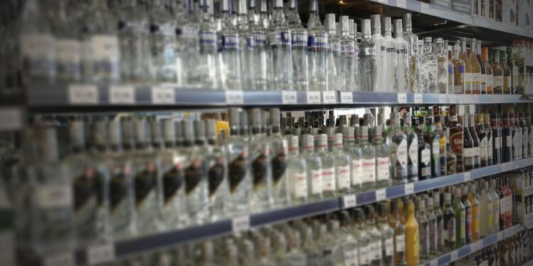 Sprawdzą czy nocą można kupić alkohol