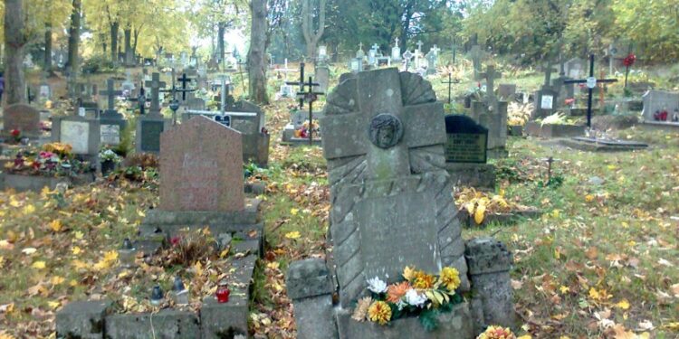 Czy miasto przejmie cmentarz i wznowi pochówki?