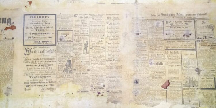Dziewiętnastowieczne gazety pod tapetami Zagrody Młyńskiej