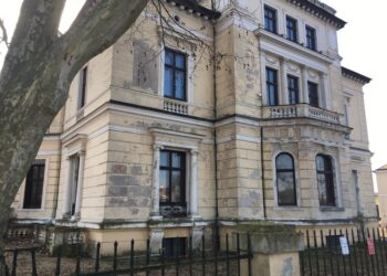 Pałacyk z pozwoleniami na budowę