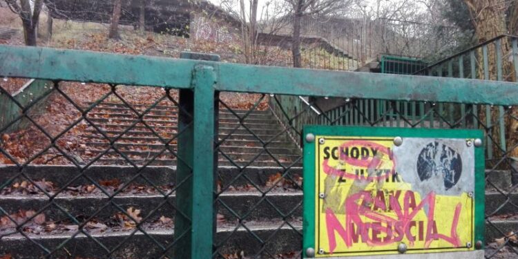 Sonda RG: Głosy o sprzedaży schodów niemal po połowie