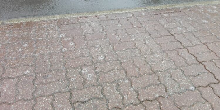 IMGW: Na drogach miejscami może być ślisko