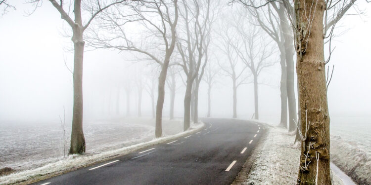 Zimowa jazda. Przypominamy, na co zwrócić szczególną uwagę [INFOGRAFIKA]