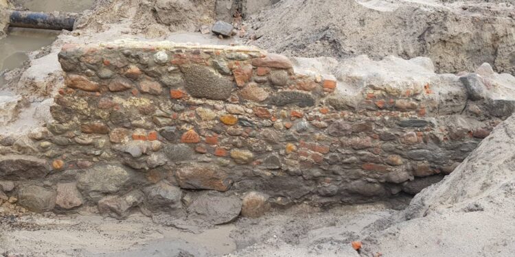 Brama Młyńska odkopana. Zobacz zdjęcia