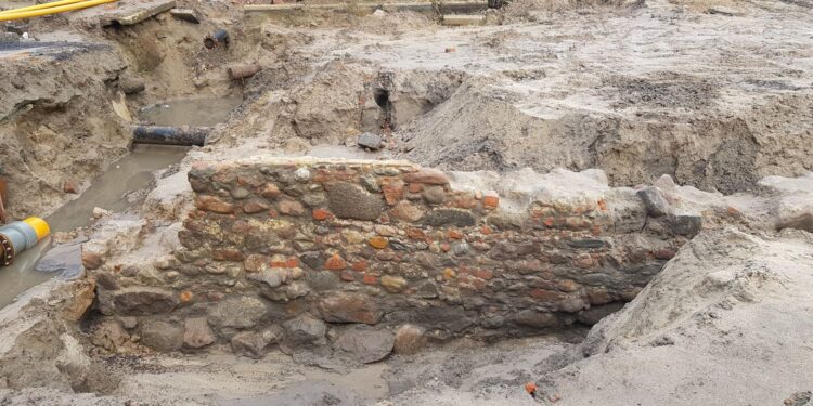 Brama Młyńska odkopana. Zobacz zdjęcia