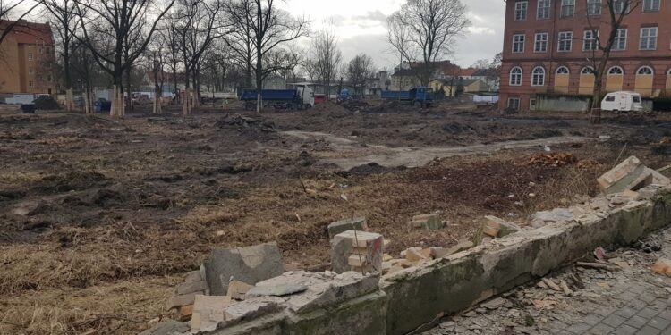 Nie ma już szpetnego muru przy ul. Warszawskiej