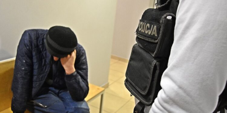 Kradzione kosmetyki chował do nosidełka z dzieckiem