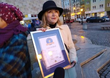 Jest rekord! 148 osób ułożyło świetlne serce