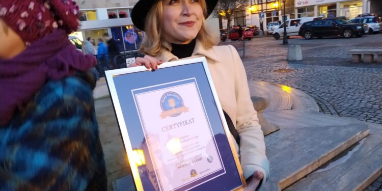 Jest rekord! 148 osób ułożyło świetlne serce