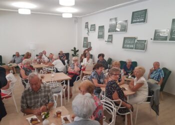 Seniorzy zaopiekują się maluchami