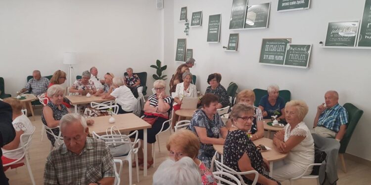 Seniorzy zaopiekują się maluchami