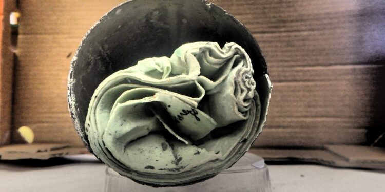 W tubie jest plakat?