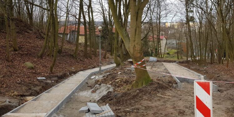 Schody obok schodów. Tylko po co?