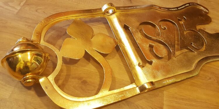 Złocone elementy iglicy powrócą na wieżę