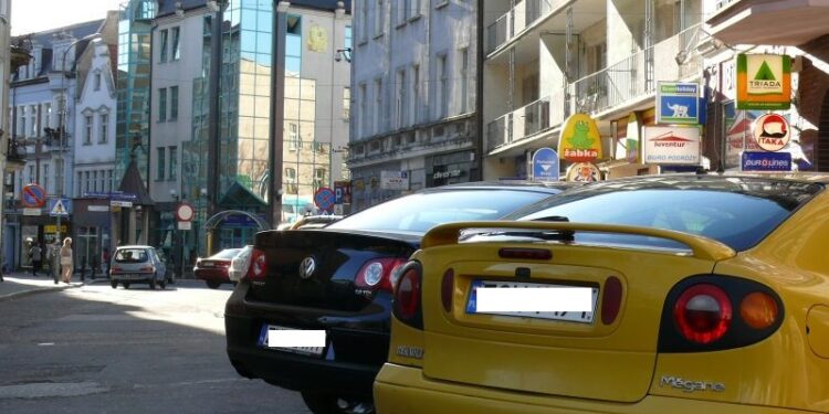 Strefa płatnego parkowania pozostaje