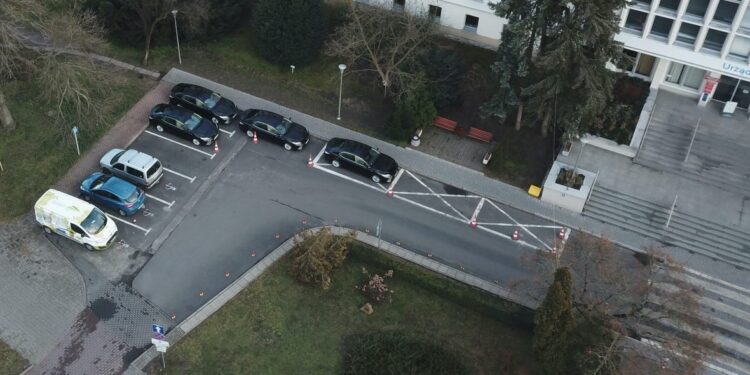 Marszałek tłumaczy zakup limuzyn. Opozycja krytykuje