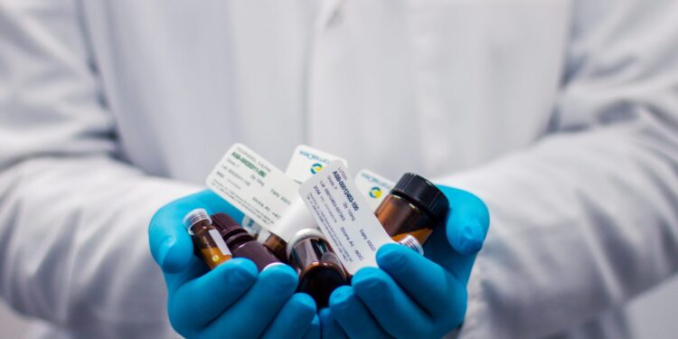 Test na koronawirusa – tylko kiedy są wskazania [INFOGRAFIKA]