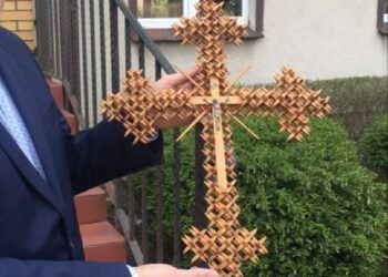 Biskup poświęcił krzyże