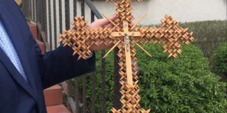 Biskup poświęcił krzyże