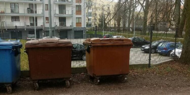 Zamieszanie wokół śmietnikowych pojemników