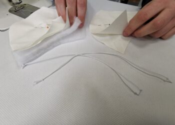 Odzieżówka szyje maseczki dla szpitala