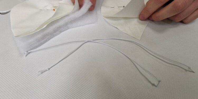 Odzieżówka szyje maseczki dla szpitala