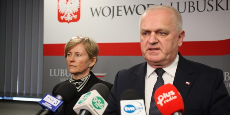 Wojewoda: Osoby, które miały kontakt z zarażonym w kwarantannie