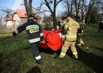 Strażacy rozstawiają namiot