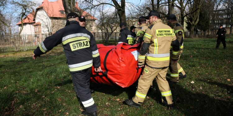 Strażacy rozstawiają namiot