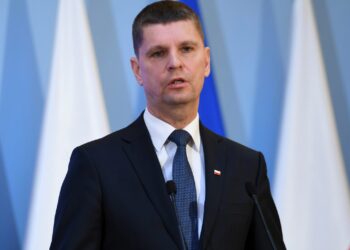 Dyrektorzy szkół mają obserwować sytuację, przy zagrożeniu zawiesić zajęcia