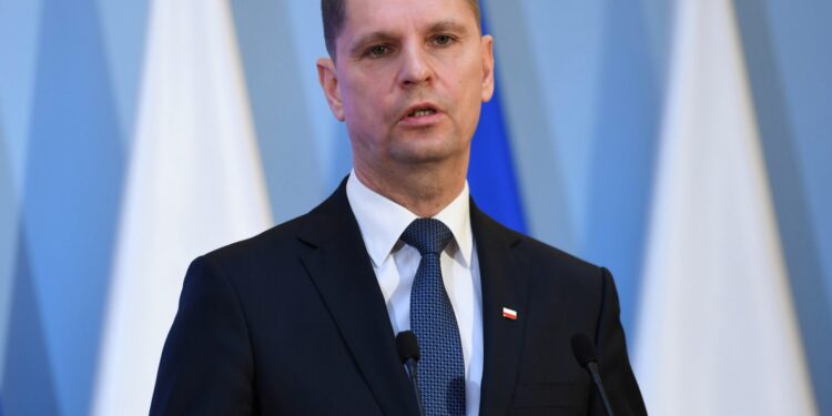 Dyrektorzy szkół mają obserwować sytuację, przy zagrożeniu zawiesić zajęcia