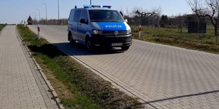 Policyjne komunikaty z radiowozów