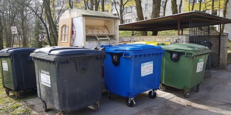Nowi wywoźnicy, masa kubłów i problemy z kontaktem